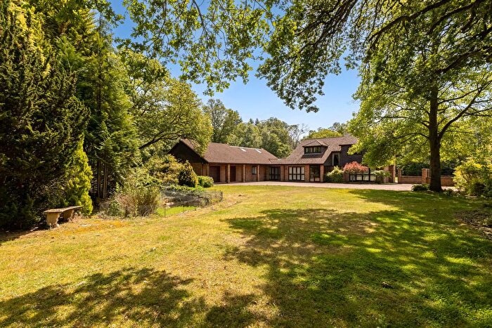 4 Bedroom Detached House For Sale In Fleet Hill, Wokingham, RG40
