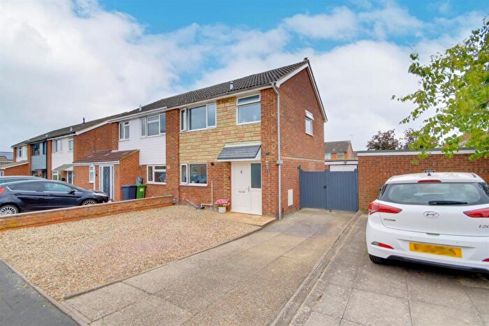 3 Bedroom Semi-Detached House For Sale In Curlew Close, St. Ives, PE27