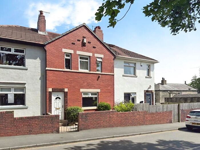 3 Bedroom Town House For Sale In Park View, Cleckheaton, BD19
