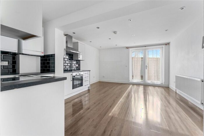 2 Bedroom Flat To Rent In Cambridge Road, Kingston Upon Thames, KT1