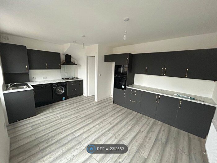 4 Bedroom Semi-Detached House To Rent In Chase Cross Road, Romford, RM5