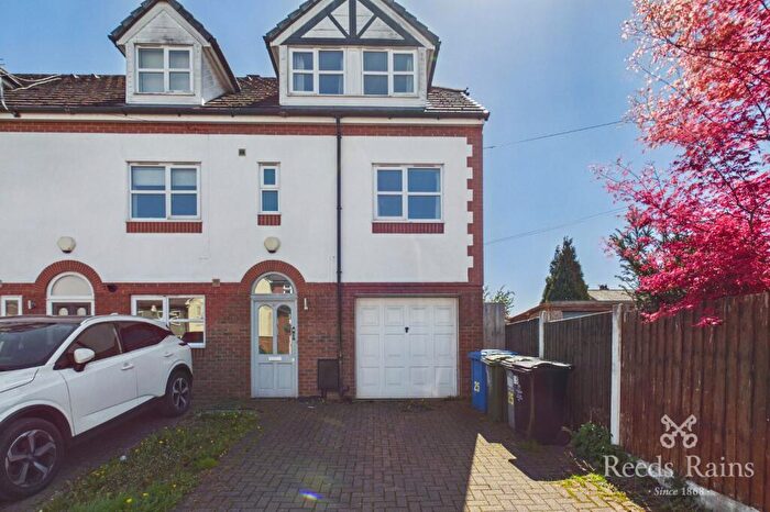 4 Bedroom End Of Terrace House For Sale In Greenbank Road, Sale, Greater Manchester, M33