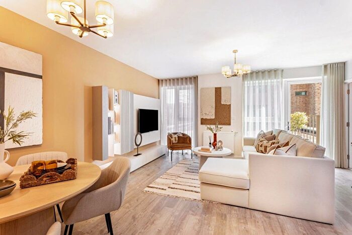 3 Bedroom Flat For Sale In "The Oxbow" At High Streee, Brentford, TW8
