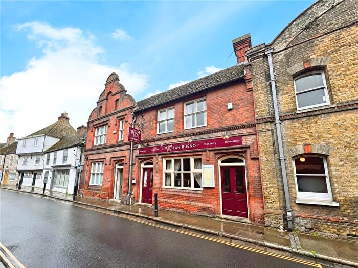 2 Bedroom Flat To Rent In New Street, Sandwich, Kent, CT13