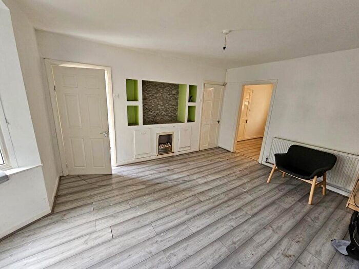 3 Bedroom Semi-Detached House To Rent In Woodhouse Road, B32