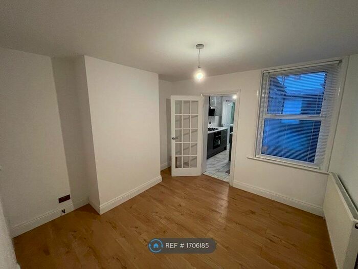 2 Bedroom Terraced House To Rent In Cliffe Road, South Croydon, CR2