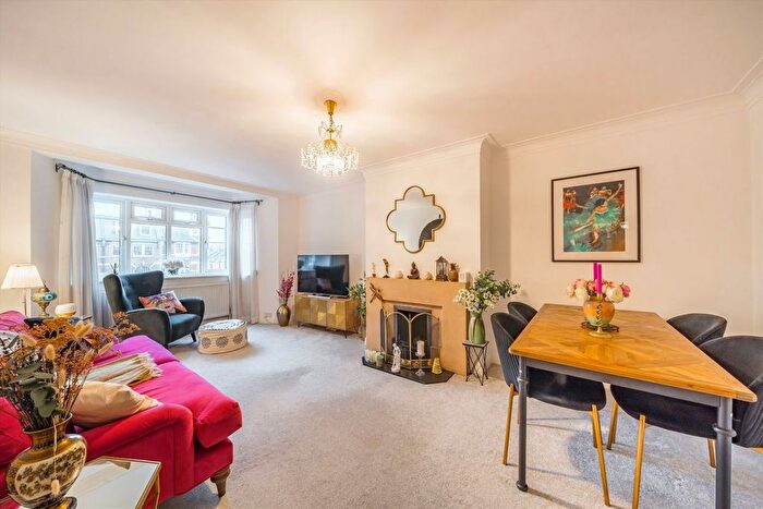 3 Bedroom Flat For Sale In Streatham High Road, Streatham, SW16