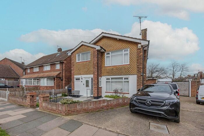 3 Bedroom Detached House For Sale In Fairview Drive, Westcliff-On-Sea, SS0