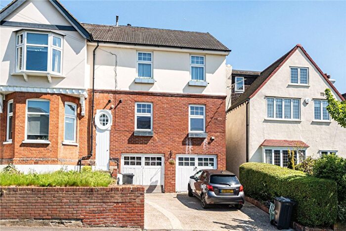 2 Bedroom Flat For Sale In Grange Avenue, Woodford Green, IG8