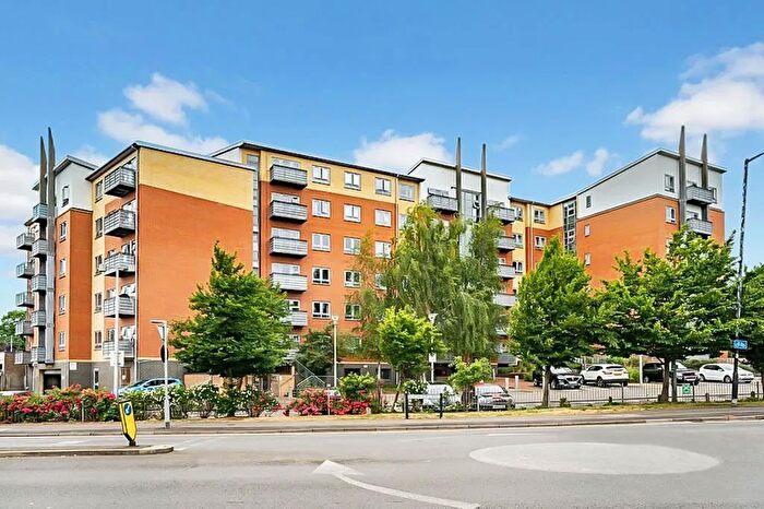 2 Bedroom Flat For Sale In Buckingham Avenue, Slough, SL1