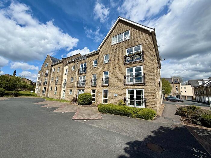 2 Bedroom Flat For Sale In Albert Promenade., Halifax, HX3