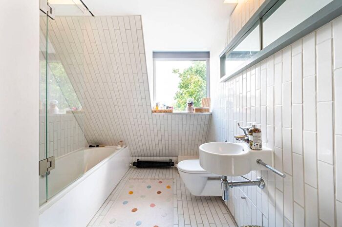 1 Bedroom Flat To Rent In Russell Road, Olympia, London, W14