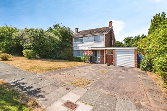 3 Bedroom Detached House For Sale In Sir Richards Drive, Birmingham, B17