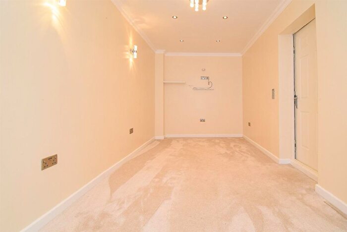 5 Bedroom Semi-Detached House To Rent In Temple Court, Wakefield, WF1