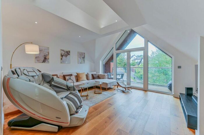 2 Bedroom Flat To Rent In Woodcote Grove Road, Coulsdon, CR5