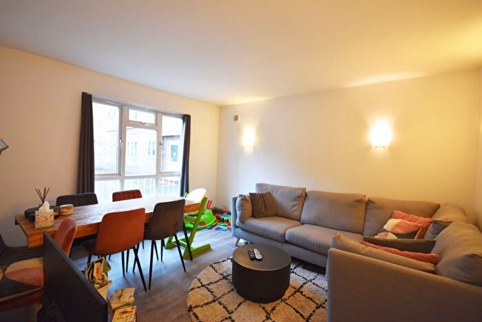 2 Bedroom Flat To Rent In Hydethorpe Road, London, SW12