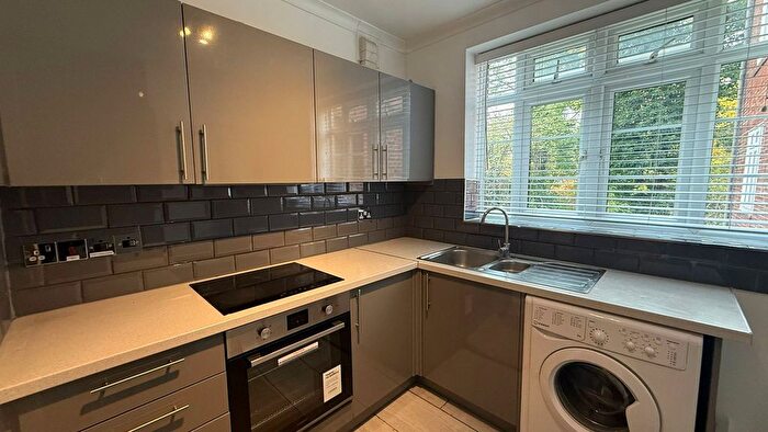 3 Bedroom Flat To Rent In Brook Lodge, North Circular Road, Golders Green, London, NW11