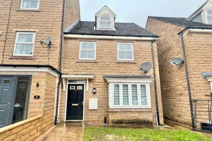 3 Bedroom Property To Rent In Worsted Close, Halifax, HX1