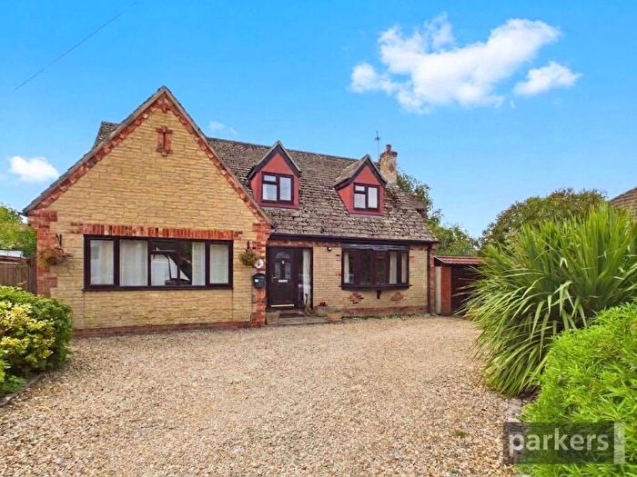 4 Bedroom Detached House For Sale In Church Close, Farmoor, Oxford, OX2