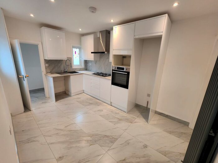 3 Bedroom Flat To Rent In Danbrook Road, London, SW16