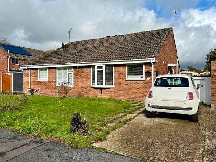 2 Bedroom Semi Detached Bungalow For Sale In Caledonia Drive, Dibden, Southampton, SO45