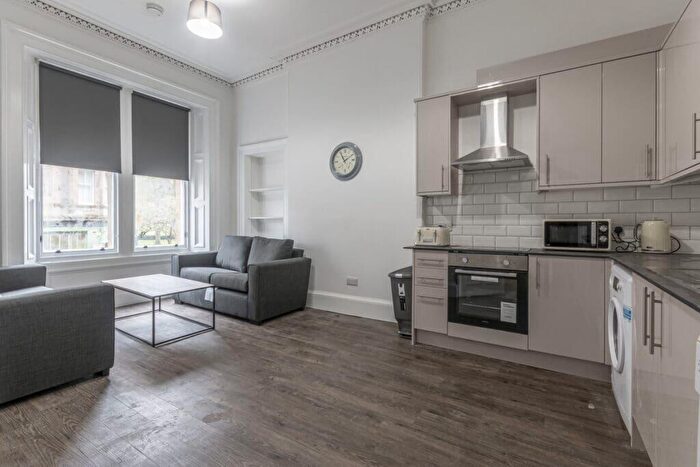 3 Bedroom Flat To Rent In L Bruntsfield Place, Edinburgh, EH10