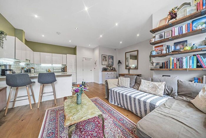 2 Bedroom Flat To Rent In Halesworth Court, Bow, London, E3