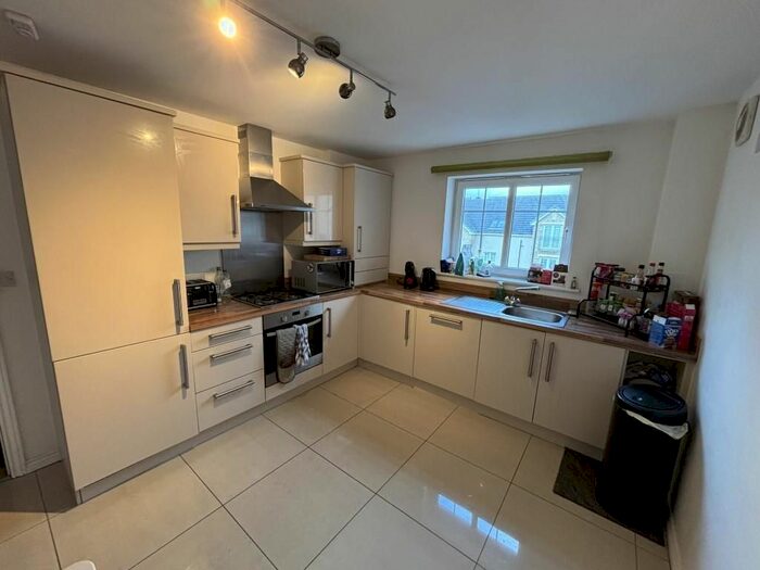 3 Bedroom Flat To Rent In Pilmuir Place, Dunfermline, KY12