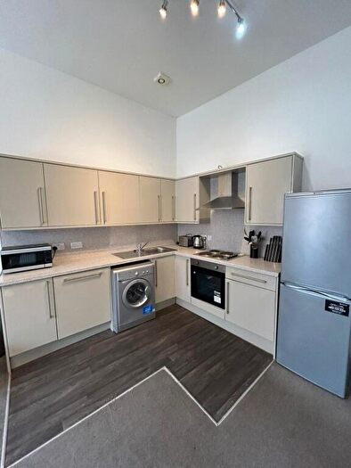3 Bedroom Flat To Rent In (Flat Fr) Nethergate, West End, Dundee, DD1