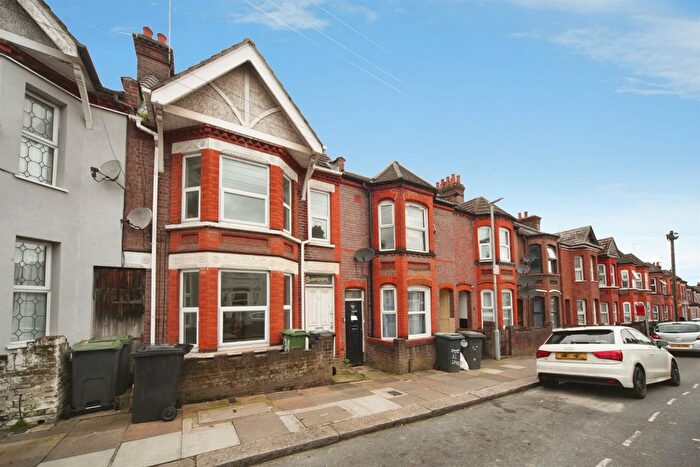 3 Bedroom Terraced House For Sale In Lyndhurst Road, Luton, LU1