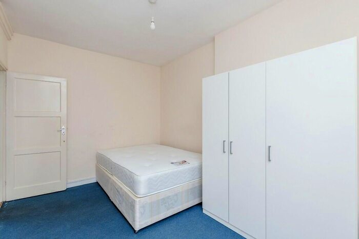 3 Bedroom Flat To Rent In Tanners Hill, London, SE8