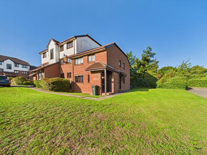 2 Bedroom Ground Maisonette For Sale In Chalice Way, Greenhithe, Kent, DA9
