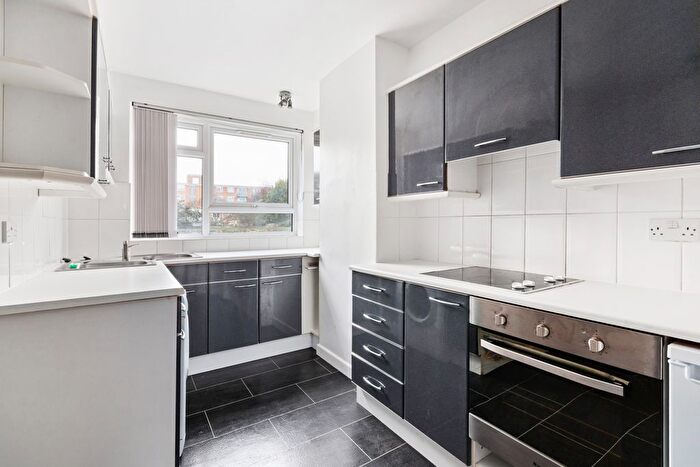 2 Bedroom Flat For Sale In Putney Hill, London, SW15