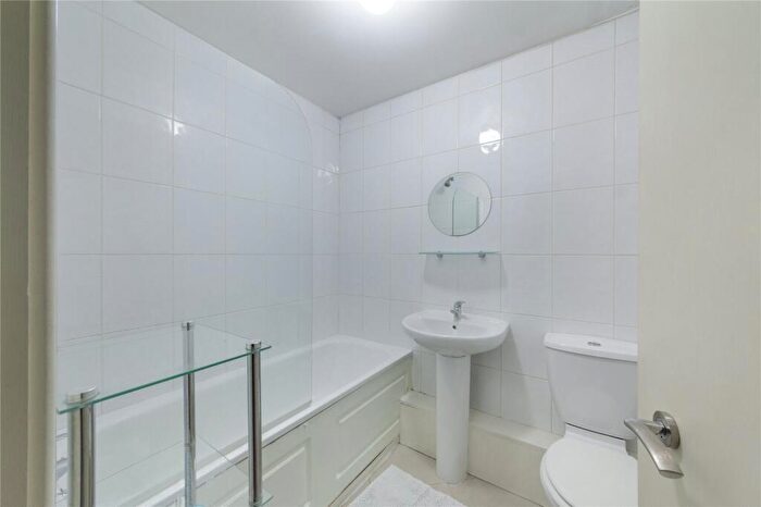 2 Bedroom Apartment To Rent In Lavender Hill, London, SW11