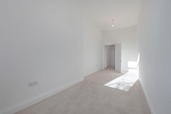2 Bedroom Flat For Sale In Vineyard Path, Mortlake, SW14