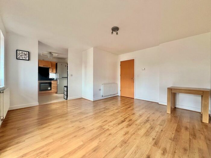 2 Bedroom Flat To Rent In Millicent Grove, Palmers Green, N13