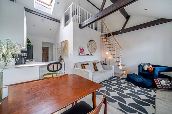 1 Bedroom Flat For Sale In Godalming, Surrey, GU7