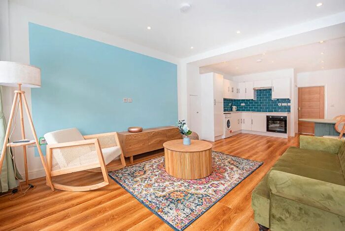 1 Bedroom Flat To Rent In Park Road, Kingston Upon Thames, KT2