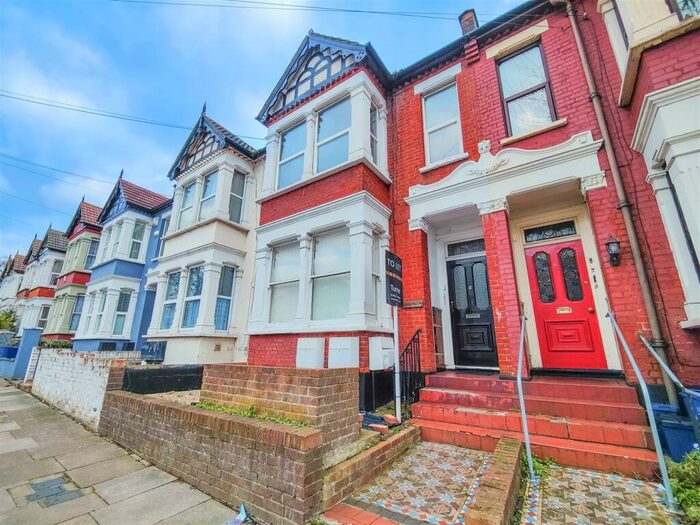 1 Bedroom Flat To Rent In Milton Avenue, Westcliff On Sea, Essex, SS0