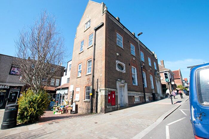 2 Bedroom Flat To Rent In High Street, Uckfield, TN22