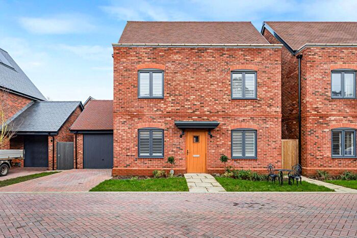 3 Bedroom Detached House For Sale In Old Farm Close, Petersfield, Hampshire, GU31