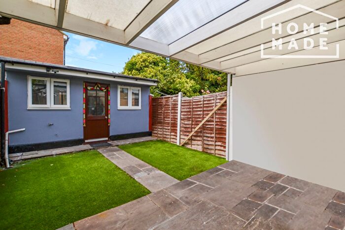 4 Bedroom Semi-Detached House To Rent In Thornton Heath, CR7