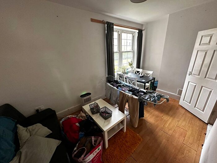 3 Bedroom Flat To Rent In Swan Mead, London, SE1