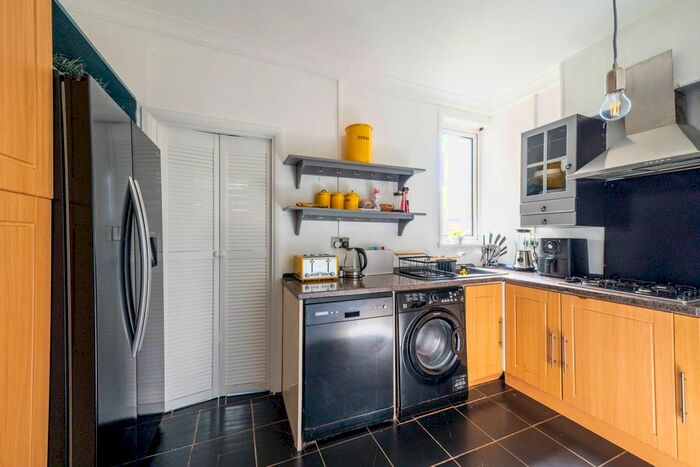 2 Bedroom Flat To Rent In Merton Road, Wandsworth, London, SW18