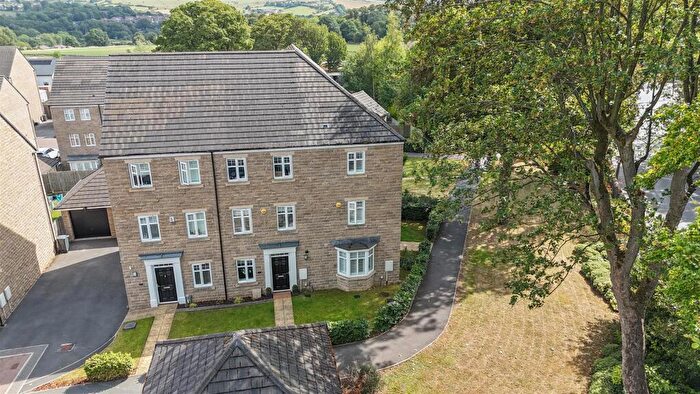 3 Bedroom Town House For Sale In Newton Close, Lightcliffe, Halifax, HX3