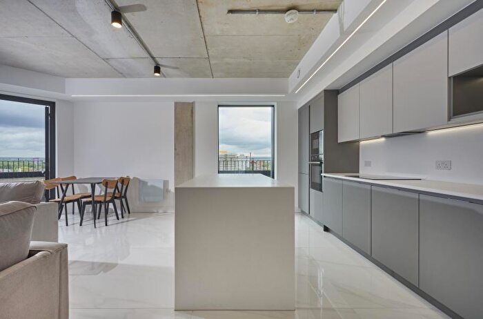 2 Bedroom Apartment To Rent In Apt . :: One Silk Street, M4