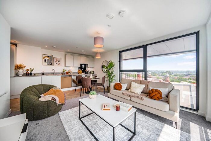 2 Bedroom Flat To Rent In Willow Court, Salford, M6
