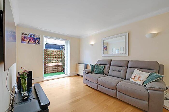 1 Bedroom Flat For Sale In Antilles Bay Apartments, Lawn House Close, E14