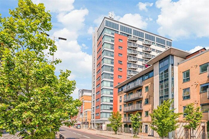 1 Bedroom Flat For Sale In Eastern Avenue, Ilford, Essex, IG2