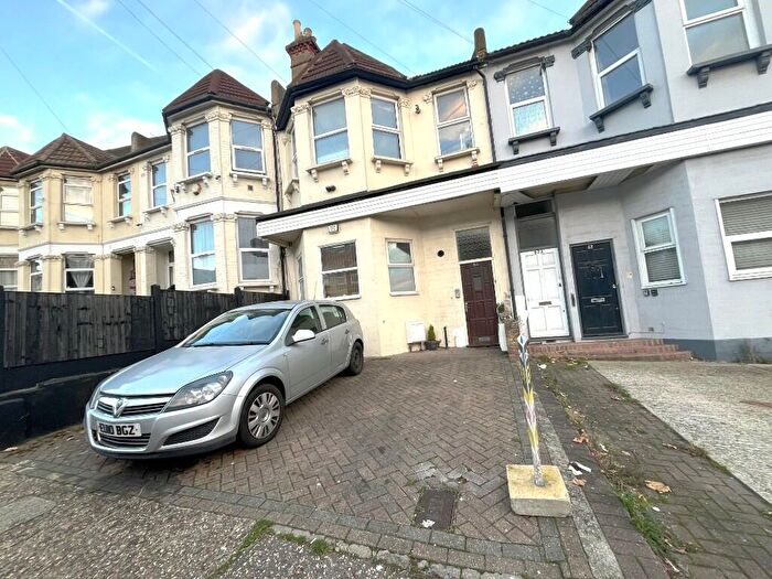 1 Bedroom Flat To Rent In Southchurch Avenue, Southend-On-Sea, Essex, SS1